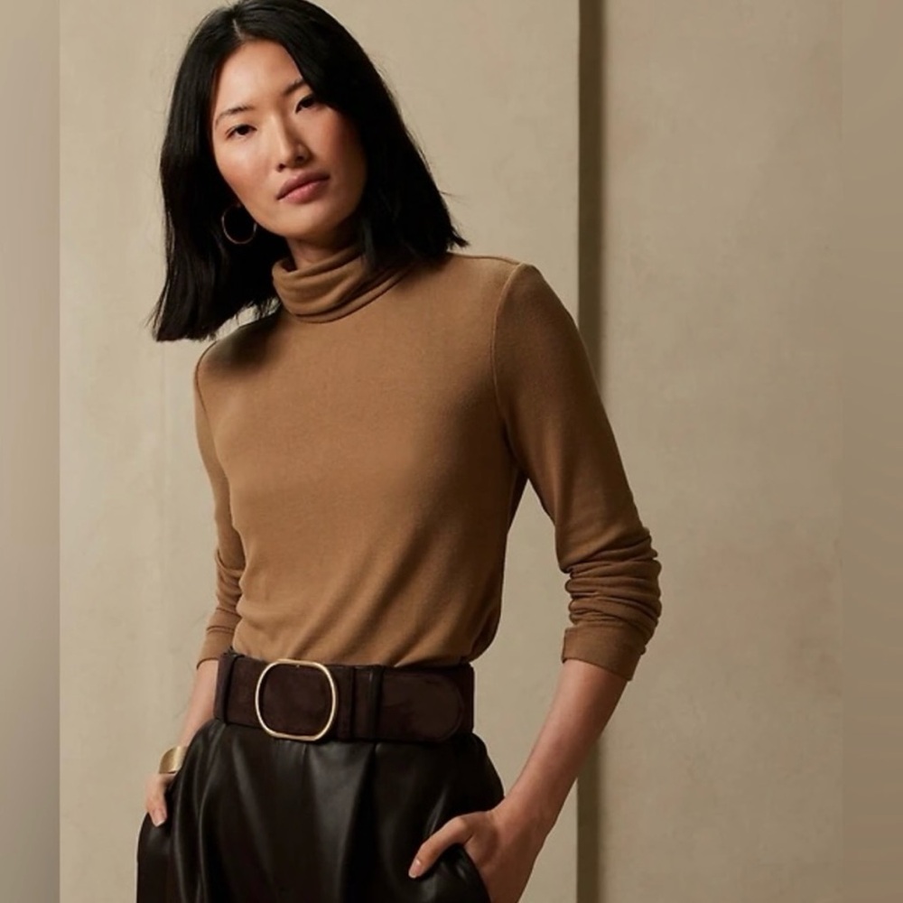 Banana Republic Camel Turtleneck Sweater - Small